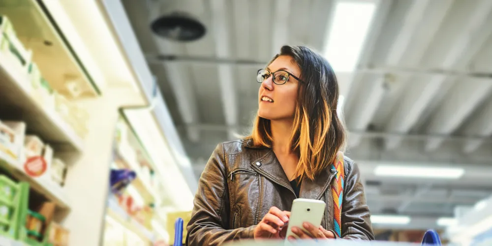 Woman-shopping-FoodSwitch-SOFS